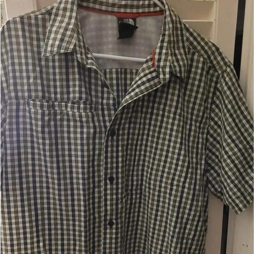 North Face Mens casual short sleeve button shirt.